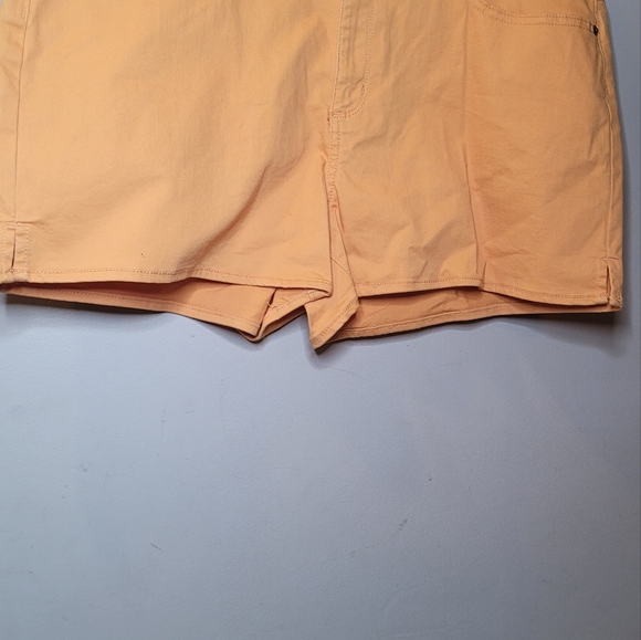 Ladies stretch Low Waist Shorts - Picture 7 of 10